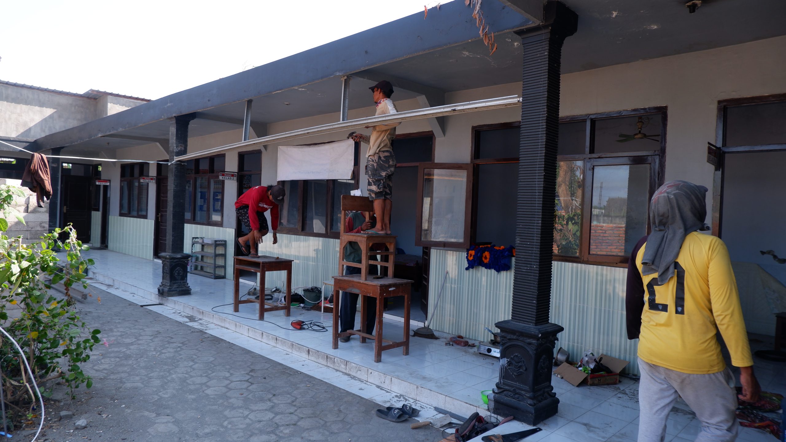 Pemasangan kanopi rangka baja